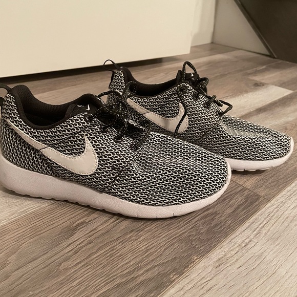 Kids size 4 Nike Roshe Run sneakers - Picture 2 of 4